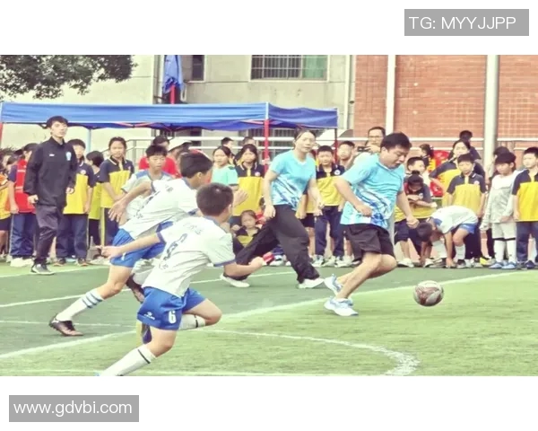 中国小学生足球赛决赛激烈对抗场面震撼堪比职业联赛水平