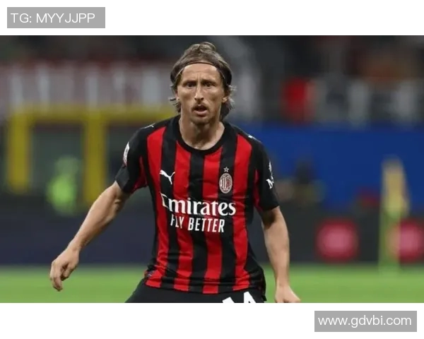 昔日恩怨重燃莫德里奇与老队友狭路相逢激烈对决引发关注 昔日恩怨重燃莫德里奇与老队友狭路相逢激烈对决引发关注